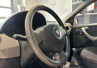 Подержанный автомобиль Renault Logan Sedan 2011 года (12 фото)