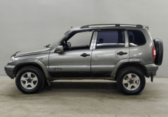 Подержанный автомобиль Chevrolet Niva 2005 года (8 фото)