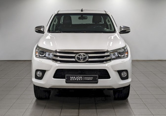 Подержанный автомобиль Toyota Hilux 2015 года (2 фото)