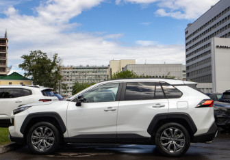 Подержанный автомобиль Toyota RAV4 2024 года (6 фото)