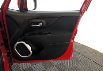 Подержанный автомобиль Jeep Renegade 2018 года (22 фото)