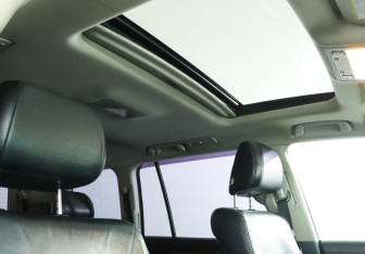 Подержанный автомобиль Toyota Land Cruiser Suv 2011 года (15 фото)