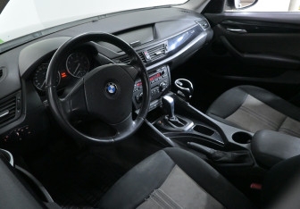 Подержанный автомобиль BMW X1 2011 года (6 фото)