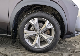 Подержанный автомобиль Lexus NX 2015 года (18 фото)