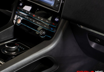 Подержанный автомобиль Jaguar F-Pace 2017 года (15 фото)