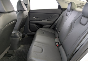 Подержанный автомобиль Hyundai Elantra Sedan 2023 года (12 фото)