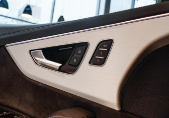 Подержанный автомобиль Audi Q8 2019 года (24 фото)