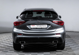 Подержанный автомобиль Infiniti Q30 2017 года (6 фото)