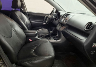 Подержанный автомобиль Toyota RAV4 2006 года (10 фото)