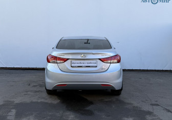 Подержанный автомобиль Hyundai Elantra Sedan 2012 года (6 фото)