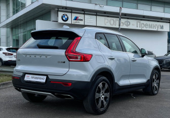 Подержанный автомобиль Volvo XC40 2019 года (5 фото)