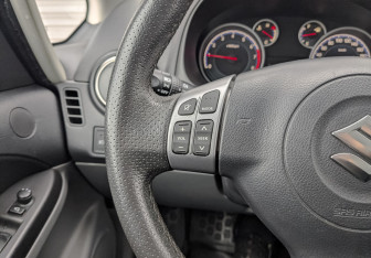 Подержанный автомобиль Suzuki SX4 Hatchback 2011 года (28 фото)