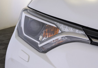 Подержанный автомобиль Toyota RAV4 2017 года (11 фото)