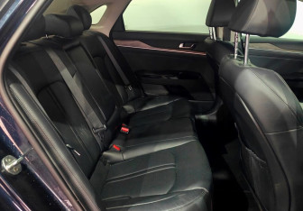 Подержанный автомобиль Kia K5 2020 года (10 фото)