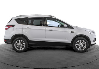 Подержанный автомобиль Ford Kuga 2018 года (4 фото)