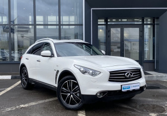 Подержанный автомобиль Infiniti QX70 2016 года (3 фото)