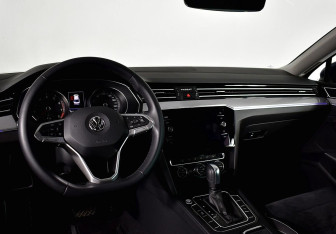 Подержанный автомобиль Volkswagen Passat Sedan 2020 года (8 фото)