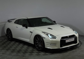 Подержанный автомобиль Nissan GT-R 2011 года (34 фото)