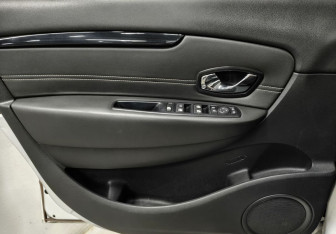 Подержанный автомобиль Renault Scenic 2016 года (15 фото)