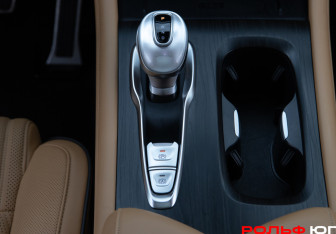 Подержанный автомобиль Voyah Dream 2023 года (16 фото)