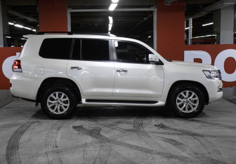 Подержанный автомобиль Toyota Land Cruiser Suv 2018 года (4 фото)