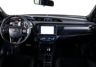 Подержанный автомобиль Toyota Hilux 2023 года (12 фото)