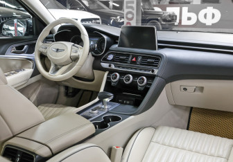 Подержанный автомобиль Genesis G70 2019 года (11 фото)