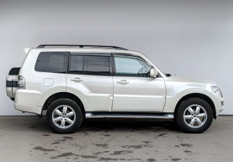 Подержанный автомобиль Mitsubishi Pajero 2017 года (4 фото)