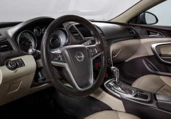 Подержанный автомобиль Opel Insignia Sedan 2010 года (14 фото)