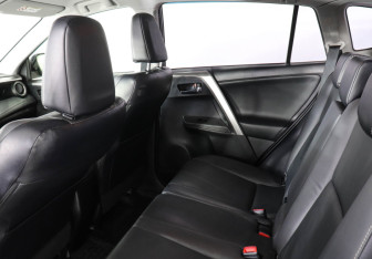 Подержанный автомобиль Toyota RAV4 2014 года (12 фото)