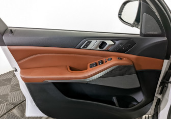 Подержанный автомобиль BMW X5 2018 года (19 фото)
