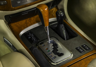 Подержанный автомобиль Lexus LX 2004 года (17 фото)