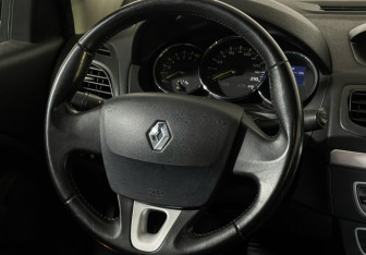 Подержанный автомобиль Renault Fluence 2012 года (14 фото)