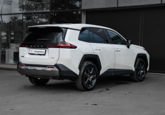 Подержанный автомобиль Toyota RAV4 2026 года (4 фото)