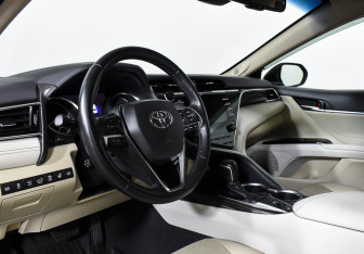 Подержанный автомобиль Toyota Camry Sedan 2019 года (11 фото)