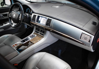 Подержанный автомобиль Jaguar XF Sedan 2011 года (26 фото)