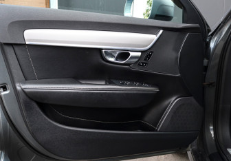 Подержанный автомобиль Volvo V90 Cross Country 2017 года (17 фото)