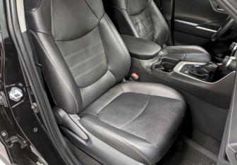 Подержанный автомобиль Toyota RAV4 2021 года (21 фото)