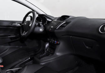 Подержанный автомобиль Ford Fiesta Sedan 2016 года (10 фото)