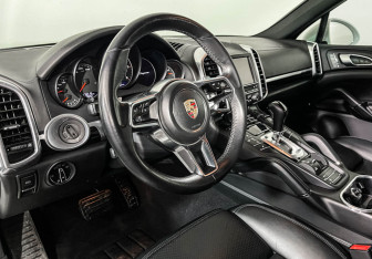 Подержанный автомобиль Porsche Cayenne 2015 года (13 фото)