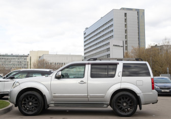 Подержанный автомобиль Nissan Pathfinder 2011 года (6 фото)
