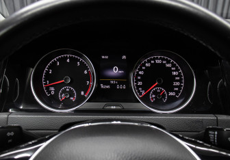 Подержанный автомобиль Volkswagen Golf Hatchback 2013 года (13 фото)