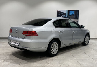 Подержанный автомобиль Volkswagen Passat Sedan 2011 года (5 фото)