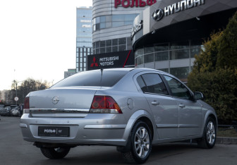 Подержанный автомобиль Opel Astra Sedan 2011 года (4 фото)