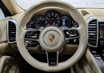 Подержанный автомобиль Porsche Cayenne 2015 года (21 фото)