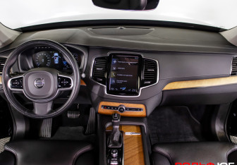 Подержанный автомобиль Volvo XC90 2021 года (10 фото)