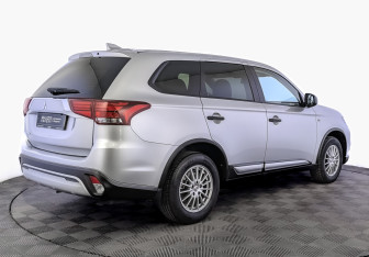 Подержанный автомобиль Mitsubishi Outlander 2021 года (5 фото)
