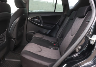 Подержанный автомобиль Toyota RAV4 2010 года (10 фото)