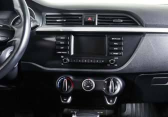 Подержанный автомобиль Kia Rio Hatchback 2019 года (19 фото)