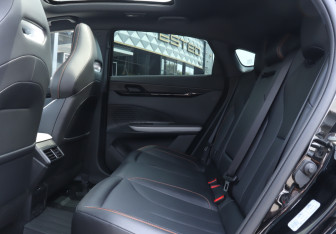 Подержанный автомобиль Changan UNI-V 2024 года (10 фото)